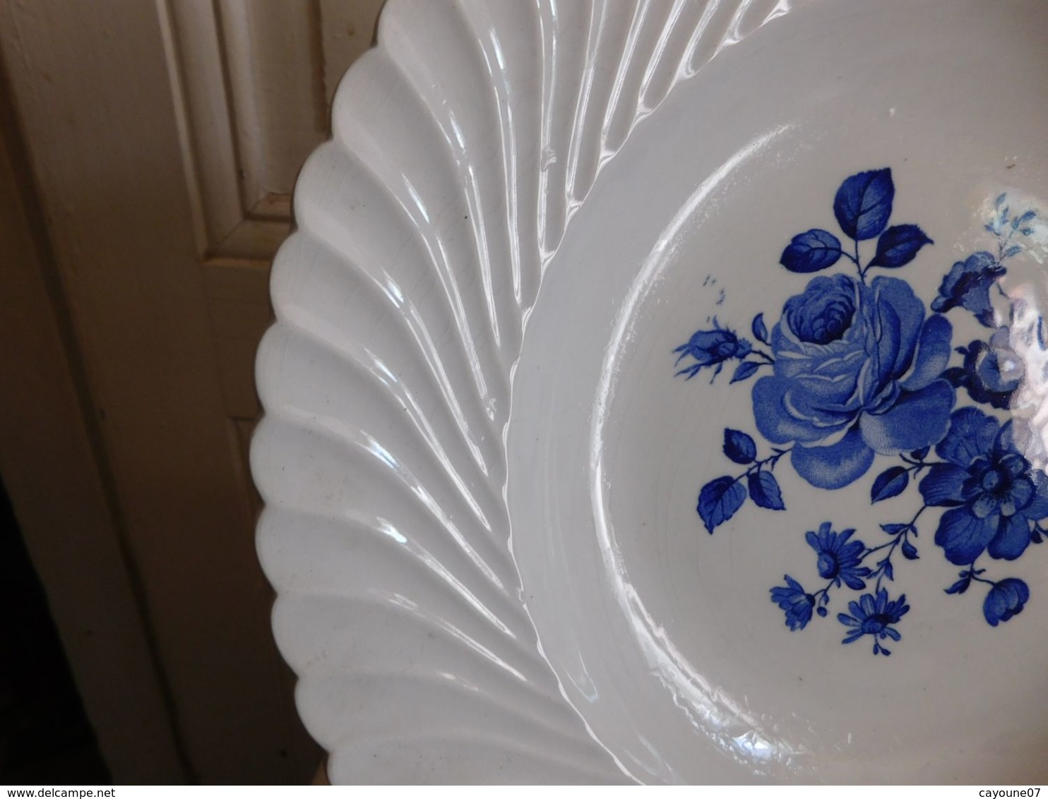 Plat rond et creux  faïence Keller & Guérin décor de roses faïence française vers 1922