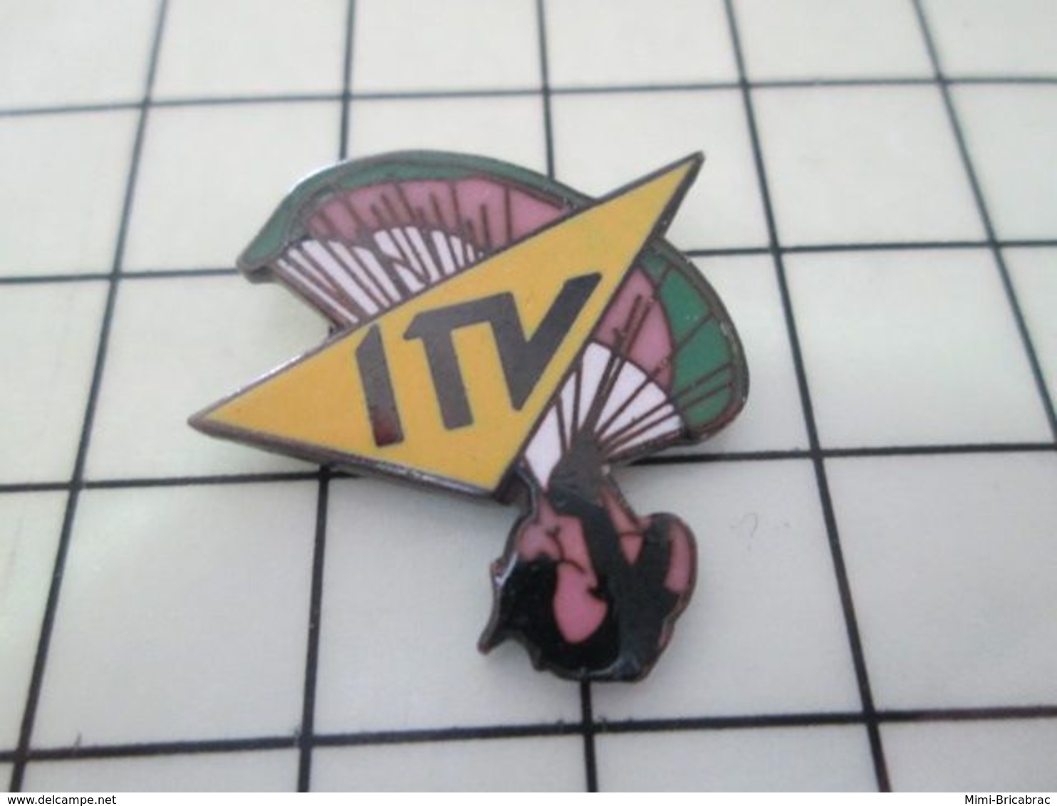 1214e Pin's Pins / Beau Et Rare / THEME : MEDIAS / CHAINE DE TELE ITV PARACHUTE Et Non CHARAPUTE - Banks