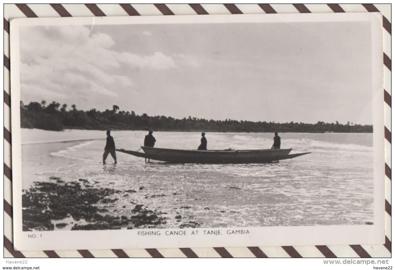 3AE1455 FISHING CANOE AT  TANJE GAMBIA  2    SCANS R TUCK - Gambie