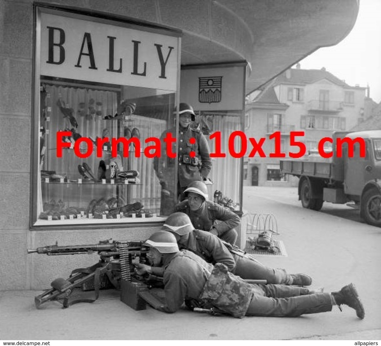 Reproduction Photographie Ancienne D'un Bataillon De L'armée Suisse En Manoeuvres Près D'une Boutique Bally Lausanne 57 - Autres & Non Classés