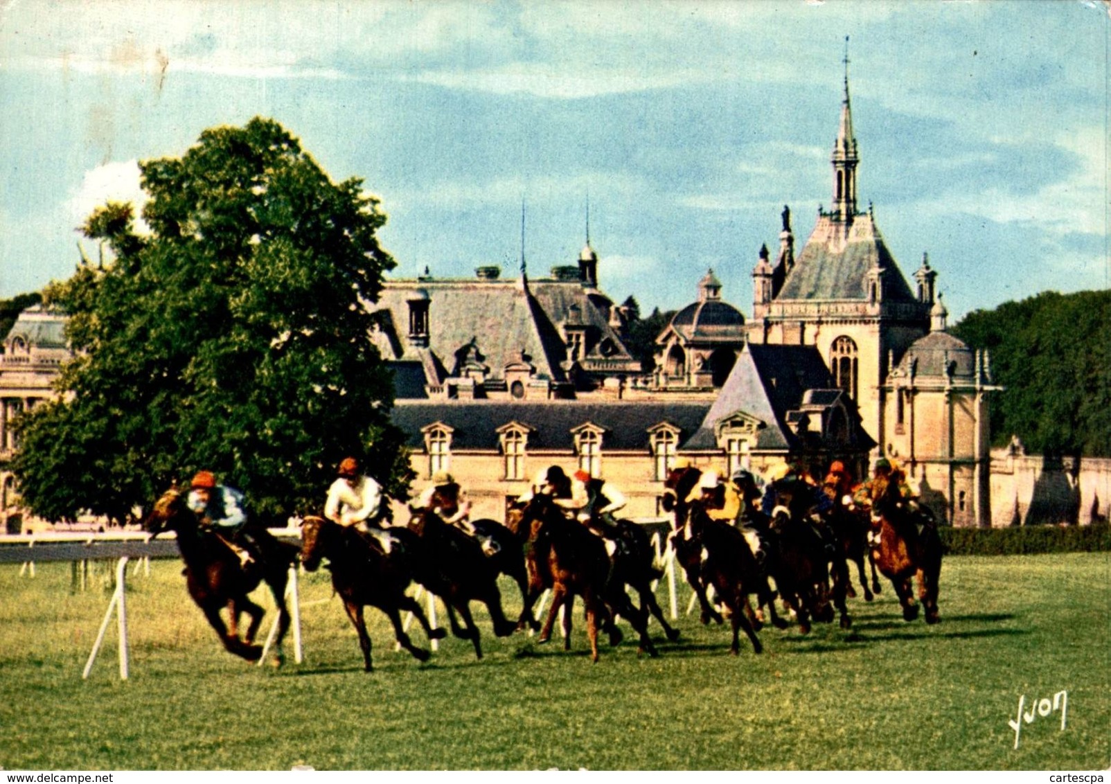 Chantilly Chevaux Le Grand Prix De Diane Couru Dans Un Cadre Prestigieux Ayant Pour  Fond Le Chateau 1976  CPM Ou CPSM - Chantilly