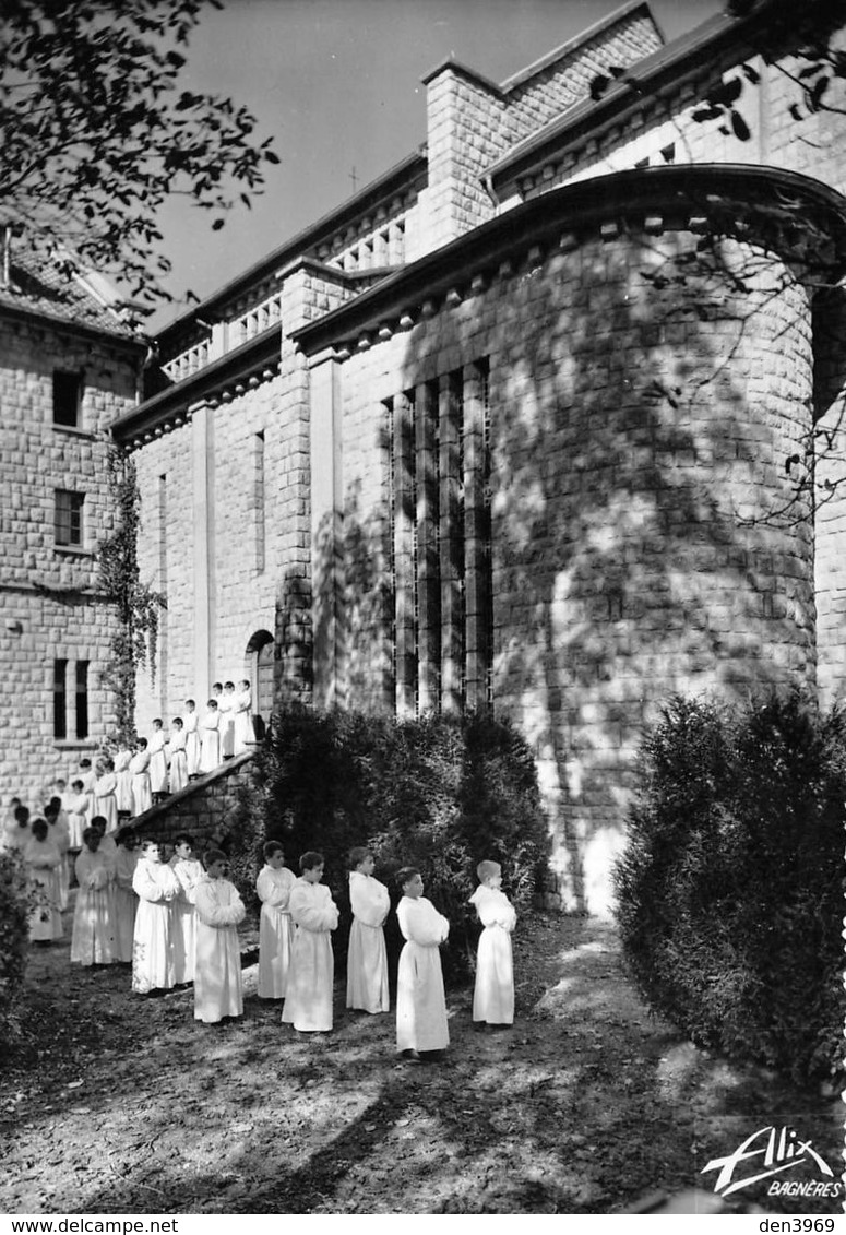 TOURNAY - Abbaye Notre-Dame - L'abside De L'église, Les élèves De L'école Monastique - Photo Alix, Bagnères-de-Bigorre - Tournay