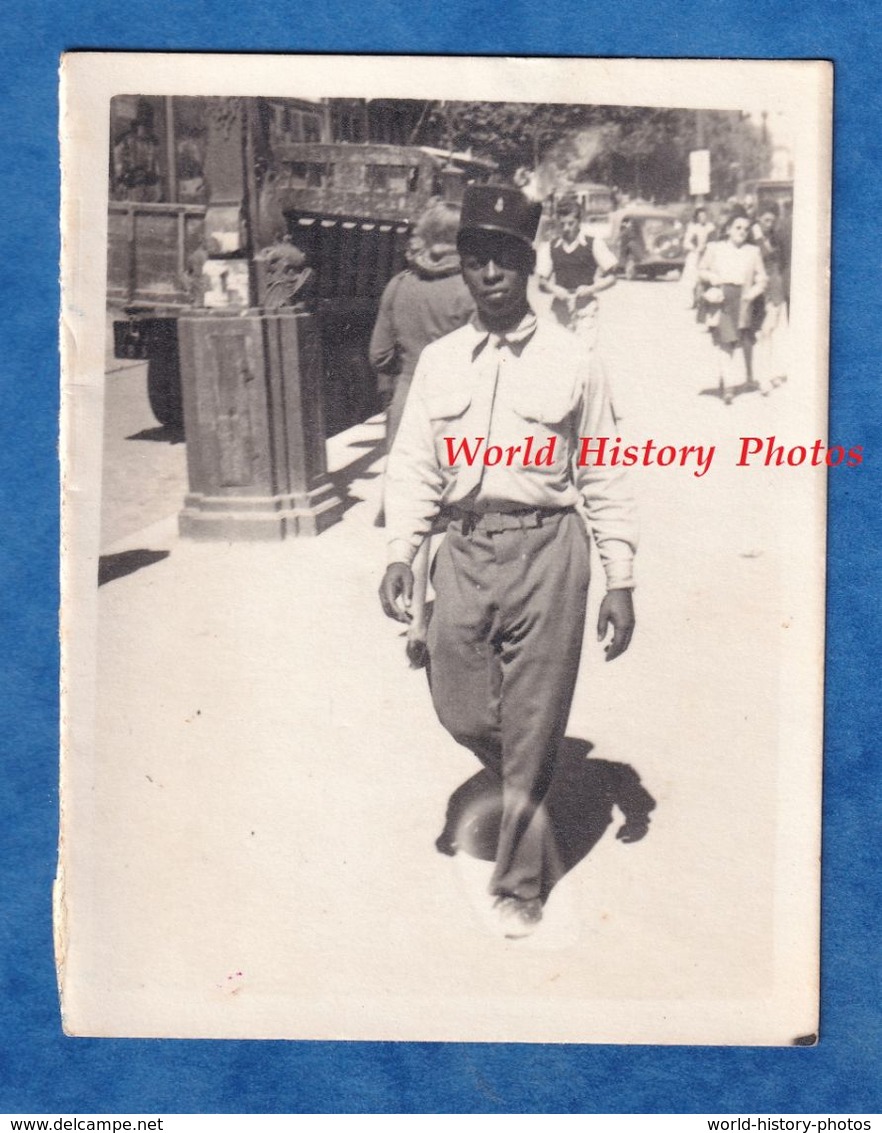 Photo Ancienne Snapshot - Portrait De Rue D'un Soldat Français Colonial - 1944 1945 WW2 Voir Uniforme Képi Noir Afro - War, Military