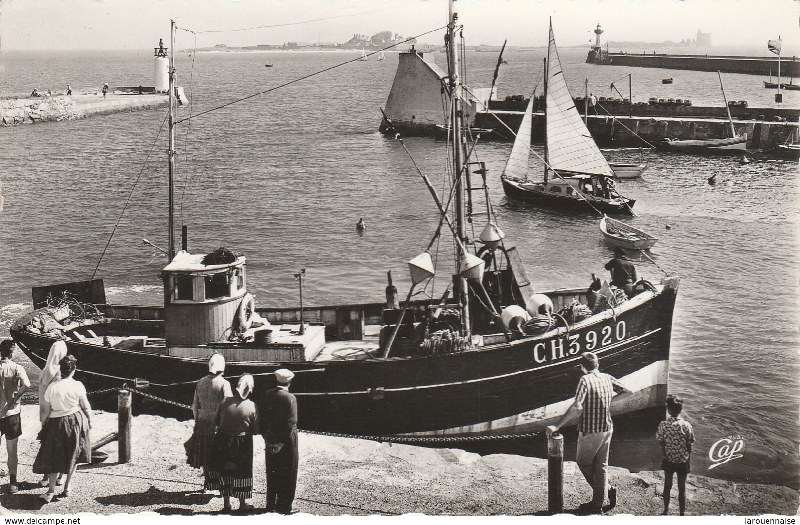 50 - SAINT VAAST LA HOUGUE-  L' Avant Port. Au Fond, L' Ile De Tatihou - Saint Vaast La Hougue