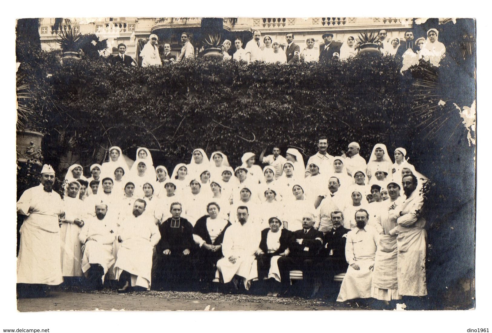 CPA 2961 - MILITARIA - Carte Photo Militaire - Hopital - Docteurs - Infirmières - Infirmiers - Aumônier ( Curé ) - Personnages