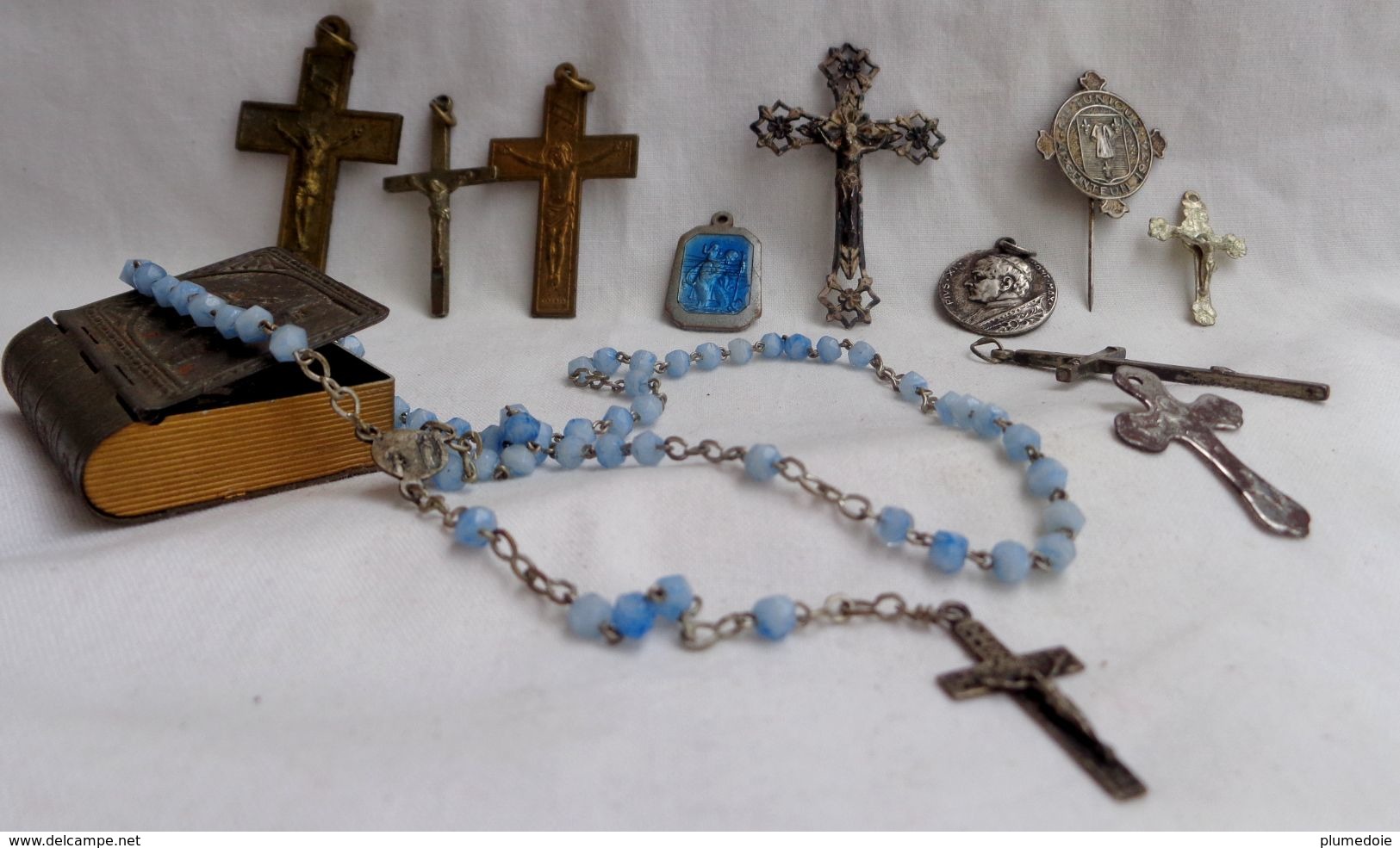 Lot De 12 Petits Objets Religieux : Croix , Chapelet Et Sa Boîte , épinglette, Médailles Antique Lot Of Cross, Rosary, - Religion &  Esoterik