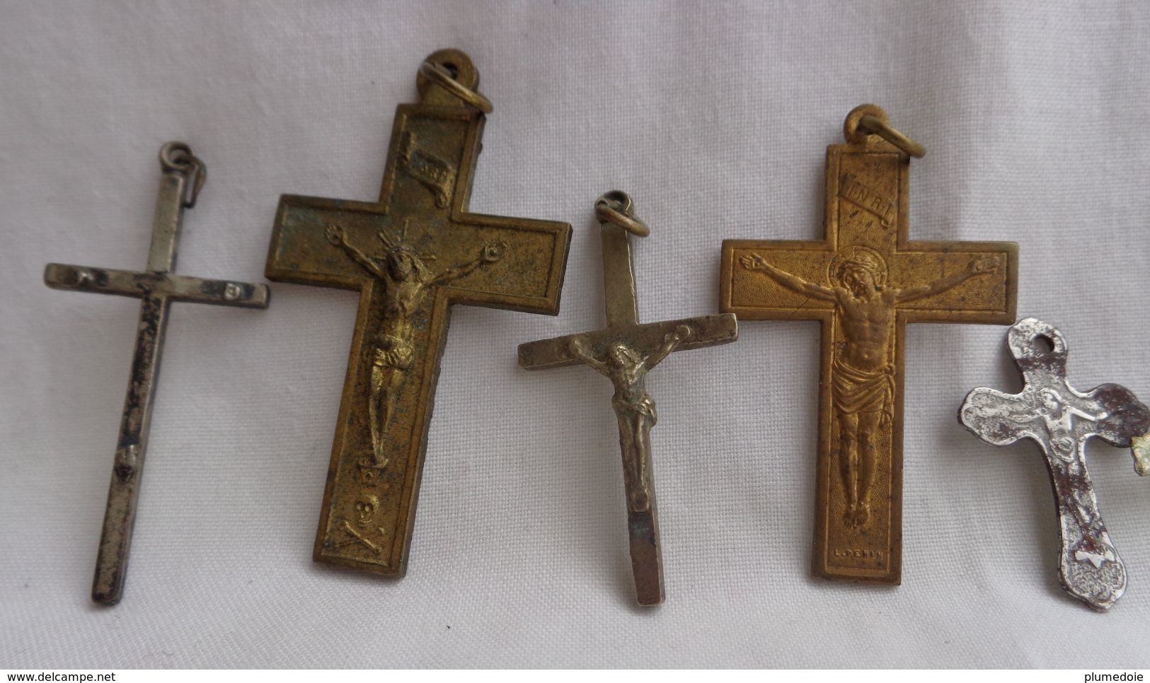 Lot De 12 Petits Objets Religieux : Croix , Chapelet Et Sa Boîte , épinglette, Médailles Antique Lot Of Cross, Rosary, - Religion &  Esoterik