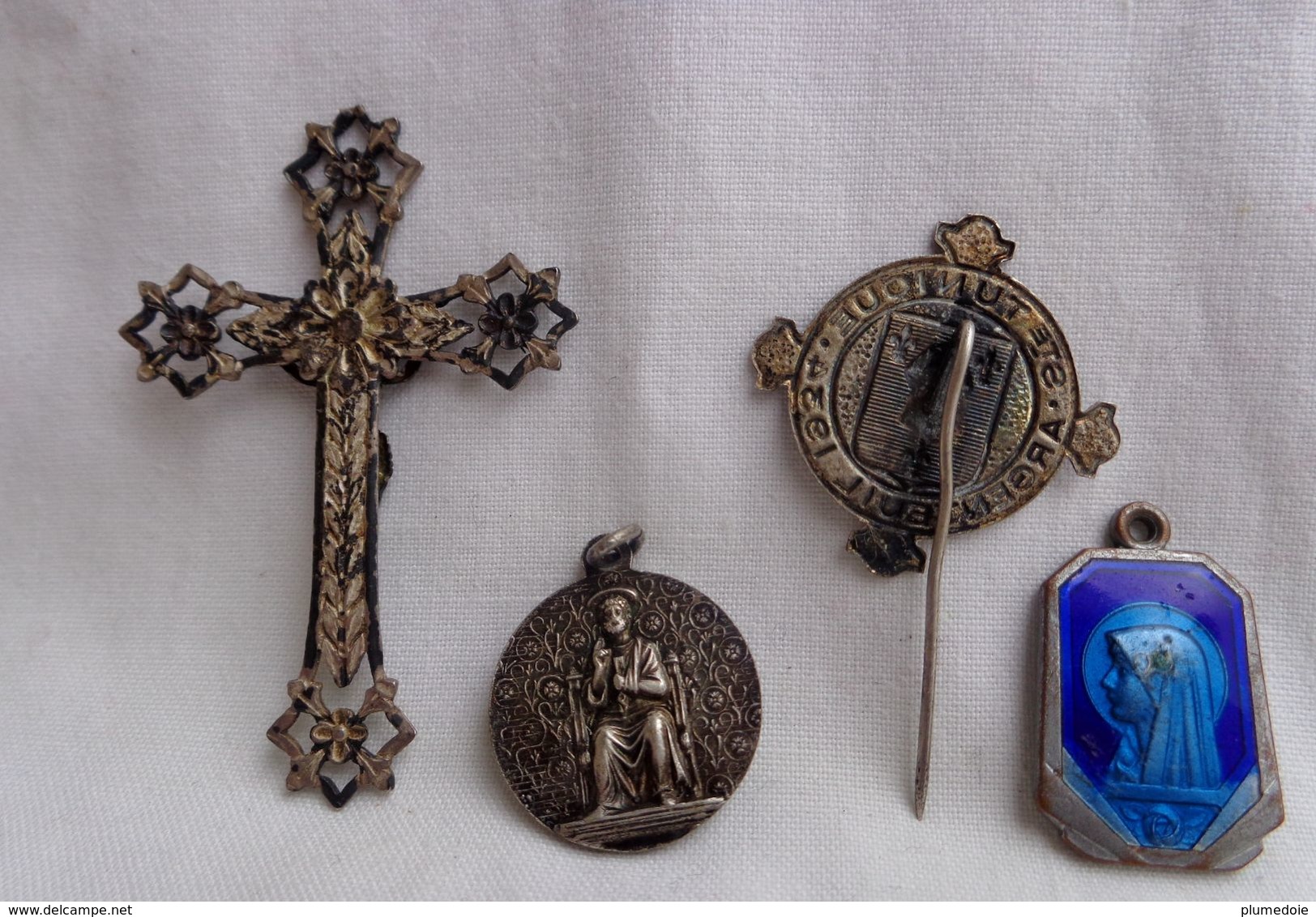 lot de 12 petits objets religieux : croix , chapelet et sa boîte , épinglette, médailles antique lot of cross, rosary,