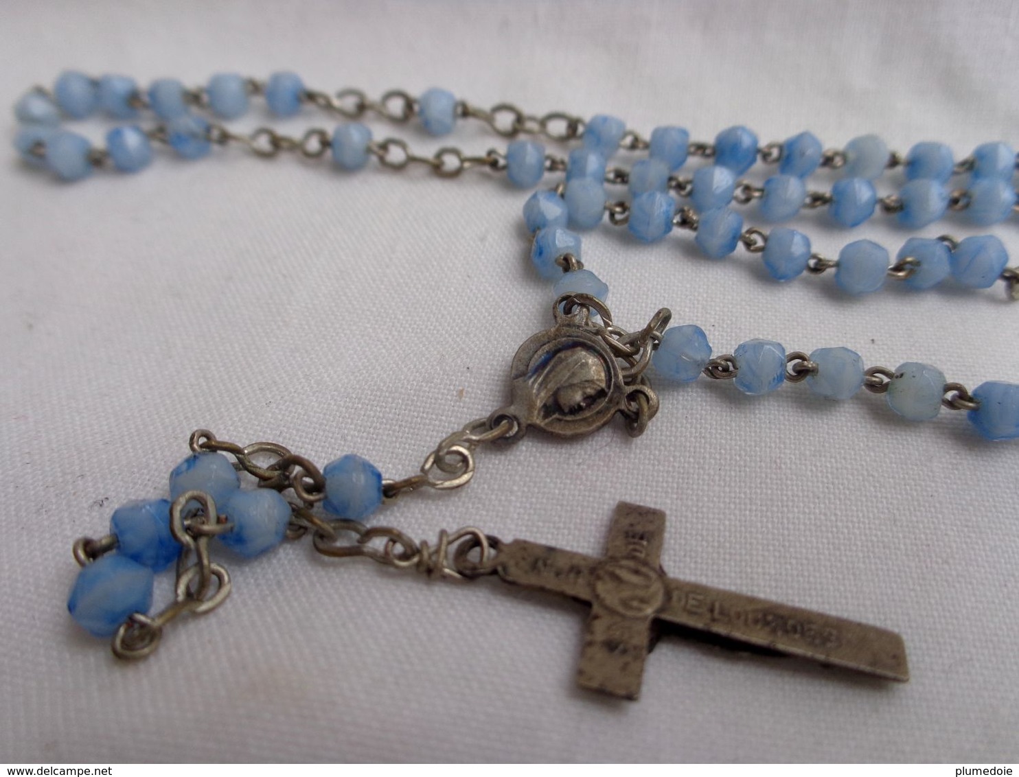 lot de 12 petits objets religieux : croix , chapelet et sa boîte , épinglette, médailles antique lot of cross, rosary,