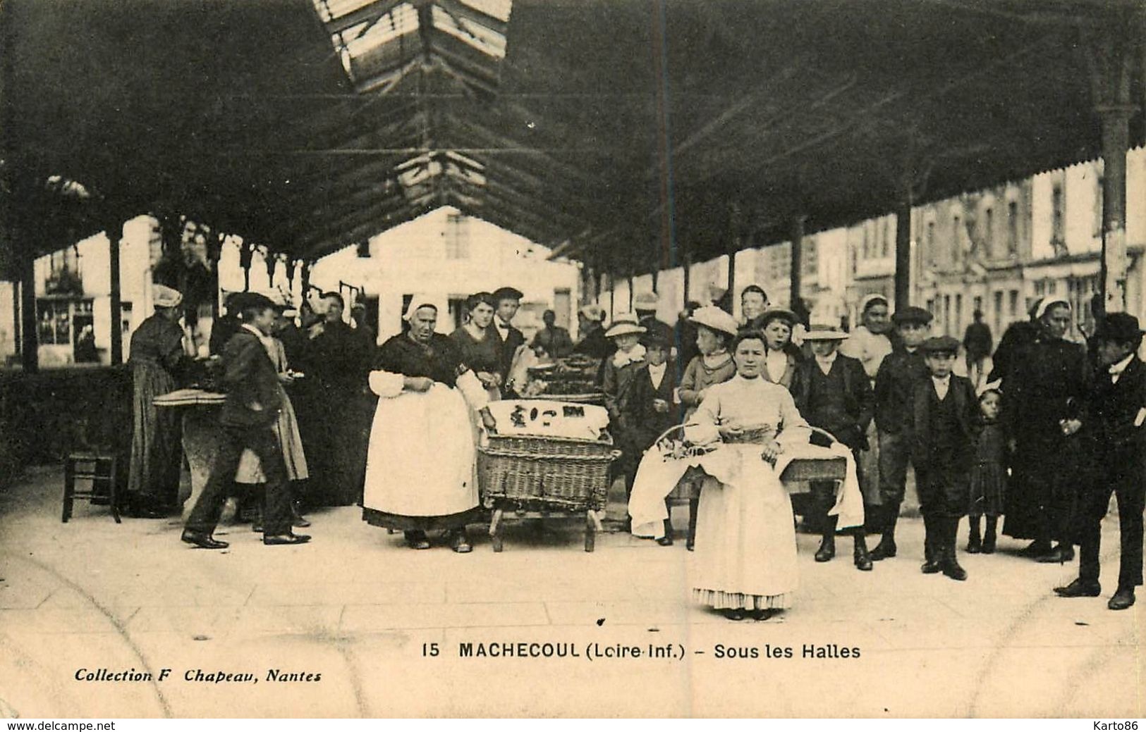 Machecoul * Sous Les Halles * Marché * Coiffe Coiffes * Marchandes - Machecoul