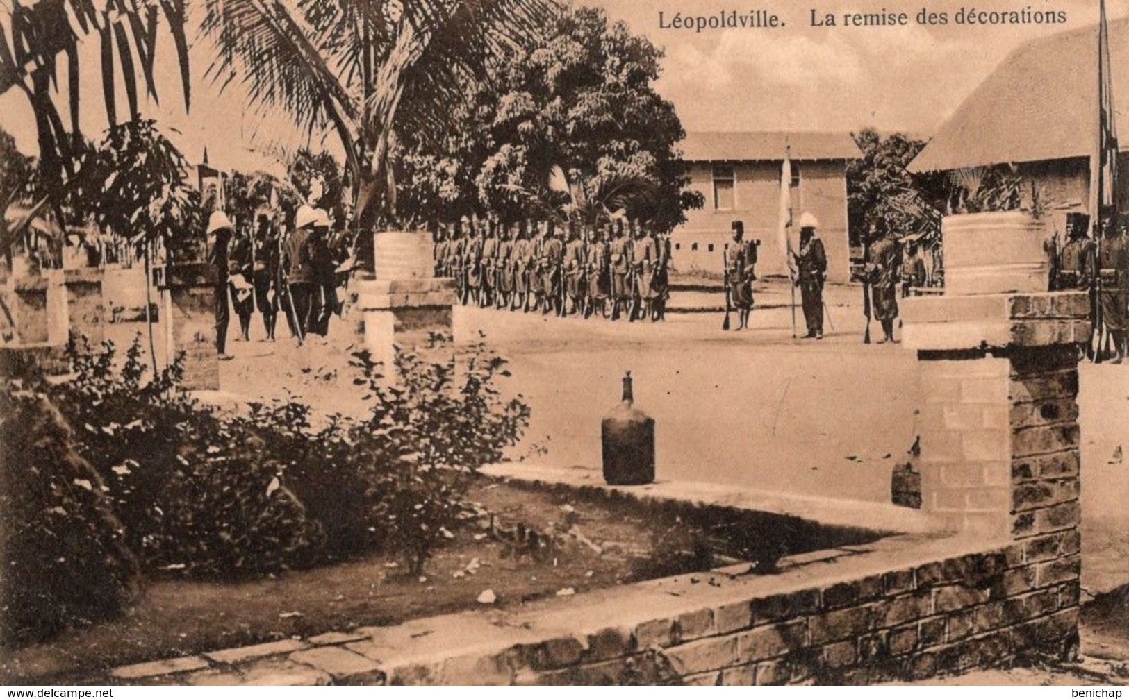 CPA CONGO BELGE - LEOPOLDVILLE - REMISE DES DECORATIONS - SOLDATS CONGOLAIS - NEUVE - NON CIRCULEE. - Kinshasa - Leopoldville (Leopoldstadt)
