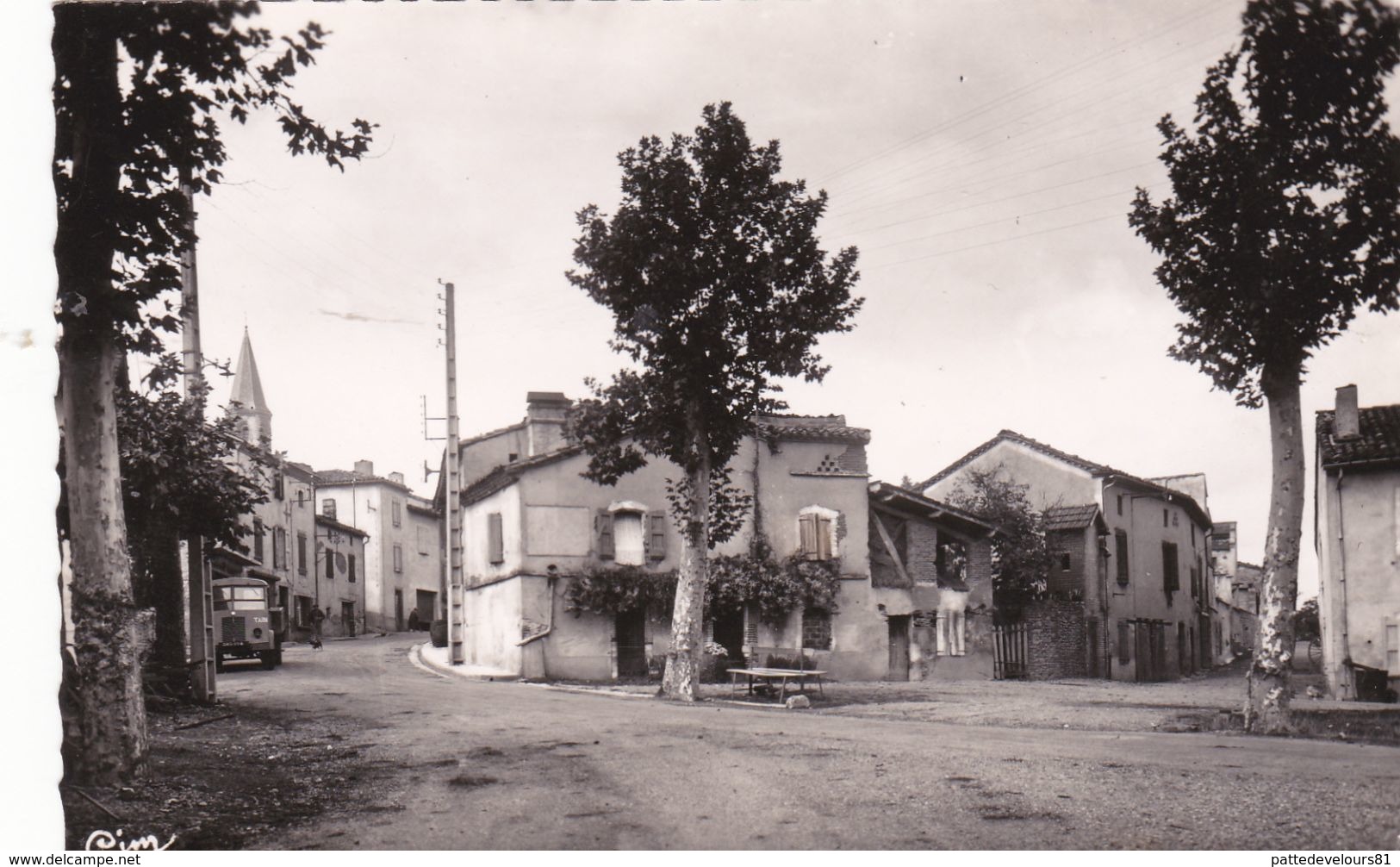 CPSM Dentelée (81) CADALEN Place De L' Oulmet Vieux Camion RENAULT  (2 Scans) - Cadalen