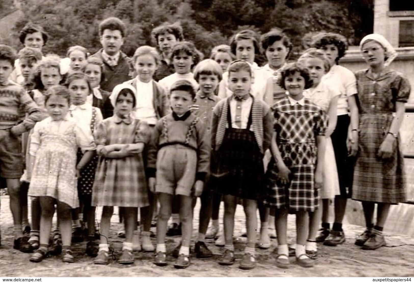 Photo Originale Scolaire - Goupe D'écoliers & écolières Avec Instituteur & Institutrice En Plein Air Vers 1960 - Personnes Anonymes