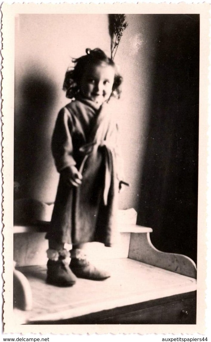 Photo Originale Jolie Fillette En Robe De Chambre Sur Coiffeuse 1940/50 - Personnes Anonymes