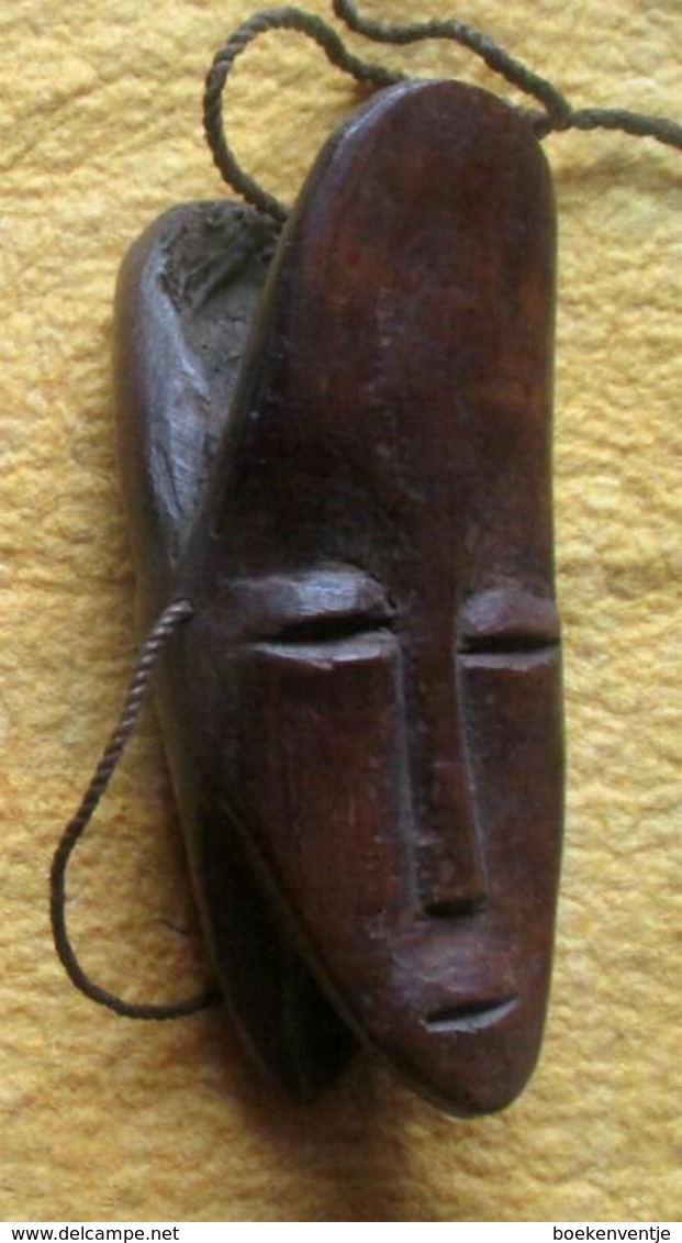 Lega - Originele Talisman Met 2 Figuren In Gerookt Ivoor.- Amulette Originale En Ivoire Fumée Représentent Deux Figures - Art Africain