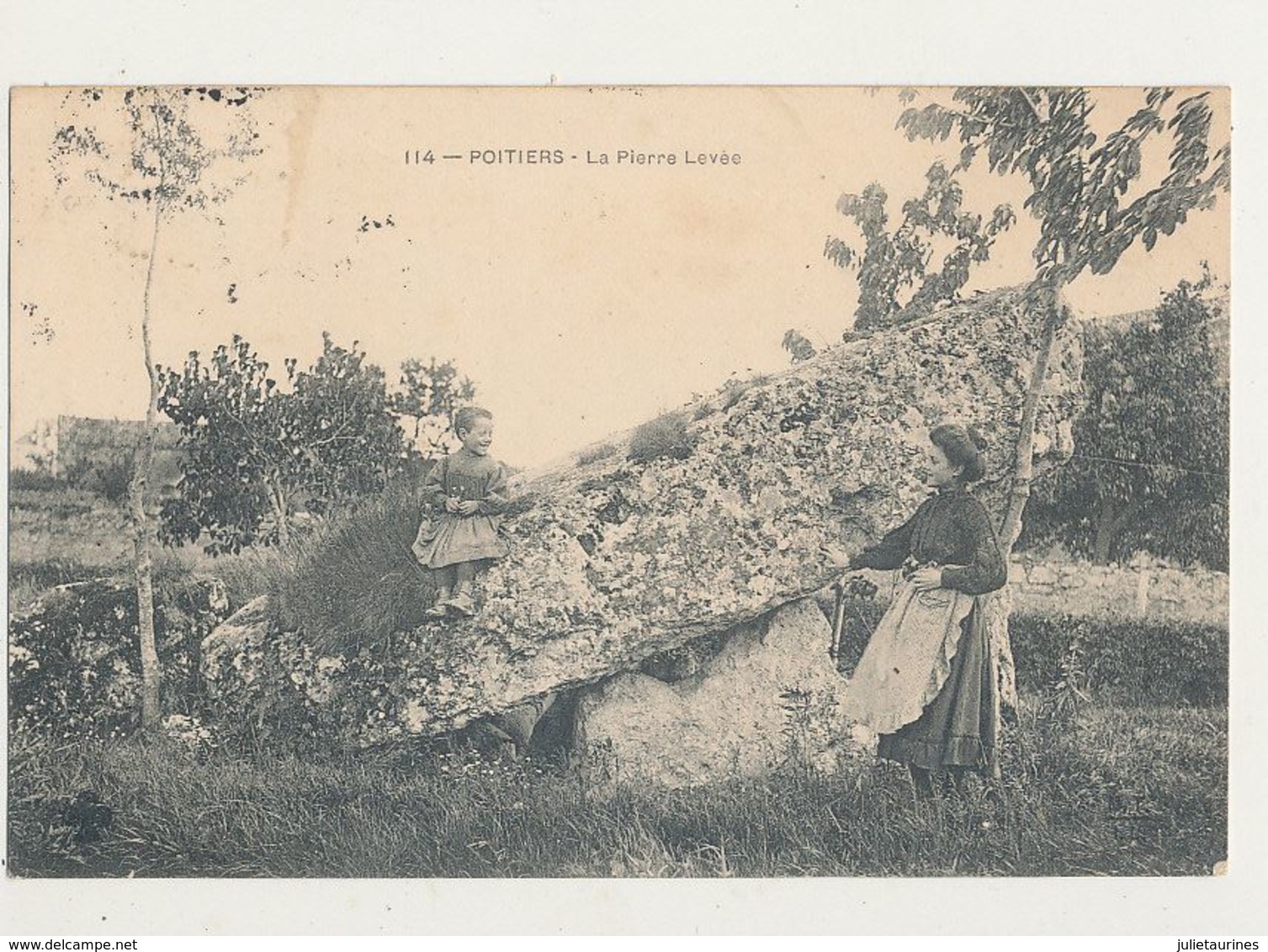 86 POITIERS LA PIERRE LEVEE DOLMEN CPA BON ETAT - Dolmen & Menhirs