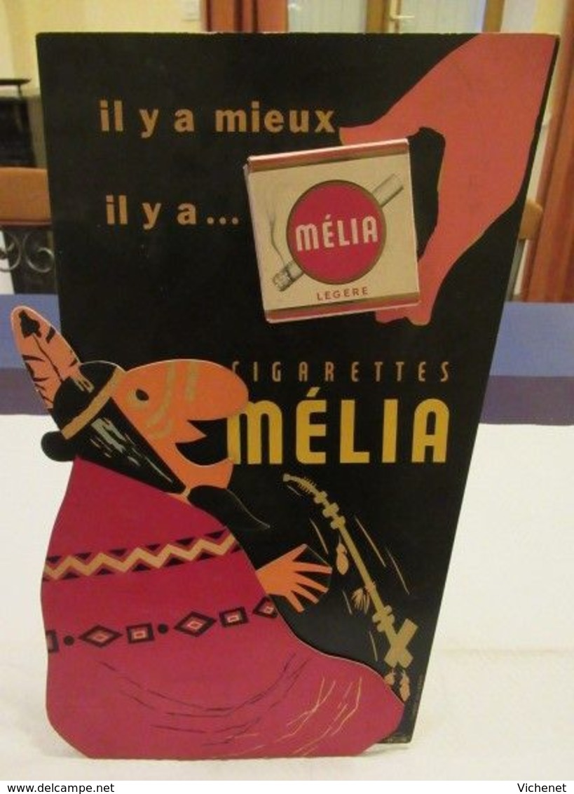 Melia (Algerian Cigarettes) - Rarissime Pancarte En Carton Rigide, Avec Silhouette Et Paquet Dummy  - 400 X 245 Mm - Articoli Pubblicitari