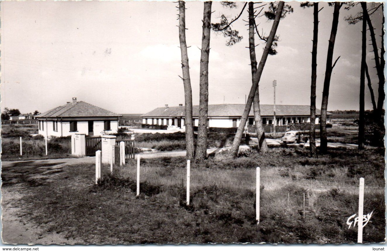 33 ARES - L'entrée De L'aérieum - Pavillon De L'administration  N°28 Cpsm   * - Arès