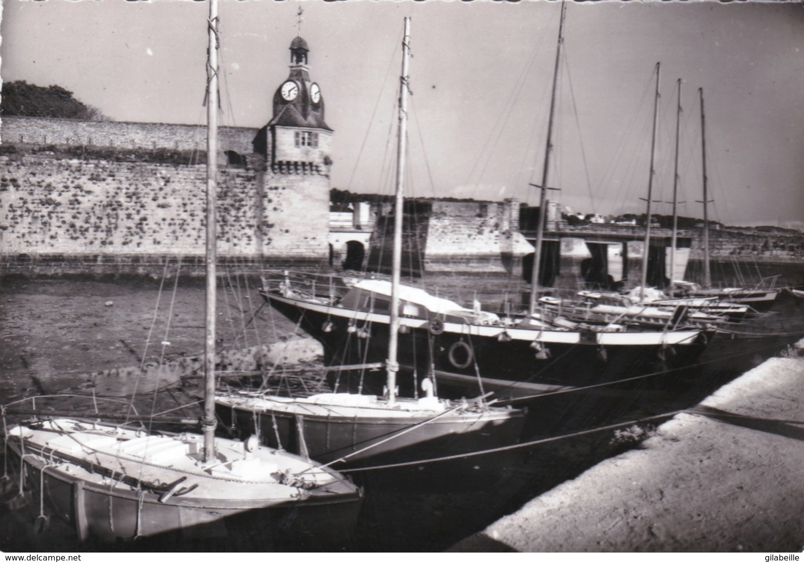 29 - Finistere -  CONCARNEAU -   Bateaux De Plaisance Devant L Entrée De La Ville Close - Concarneau