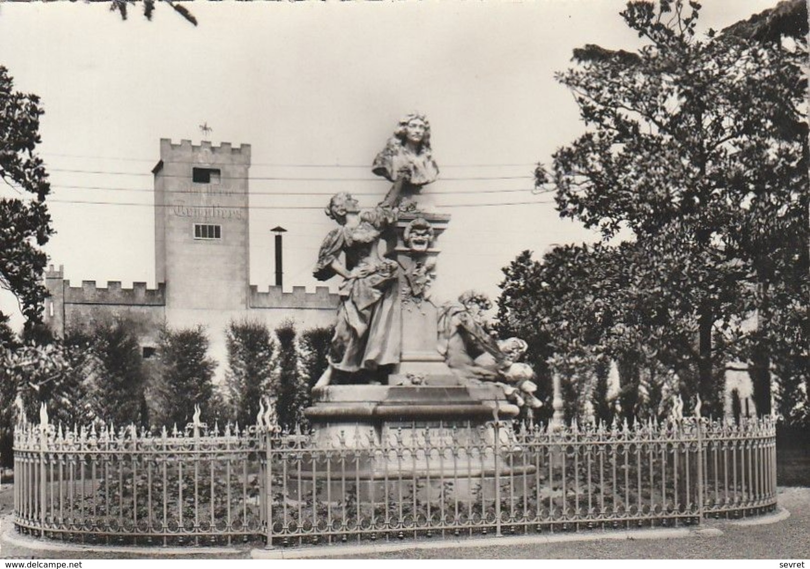 PEZENAS. - La Statue De Molière. CPM Dentelée RARE - Pezenas