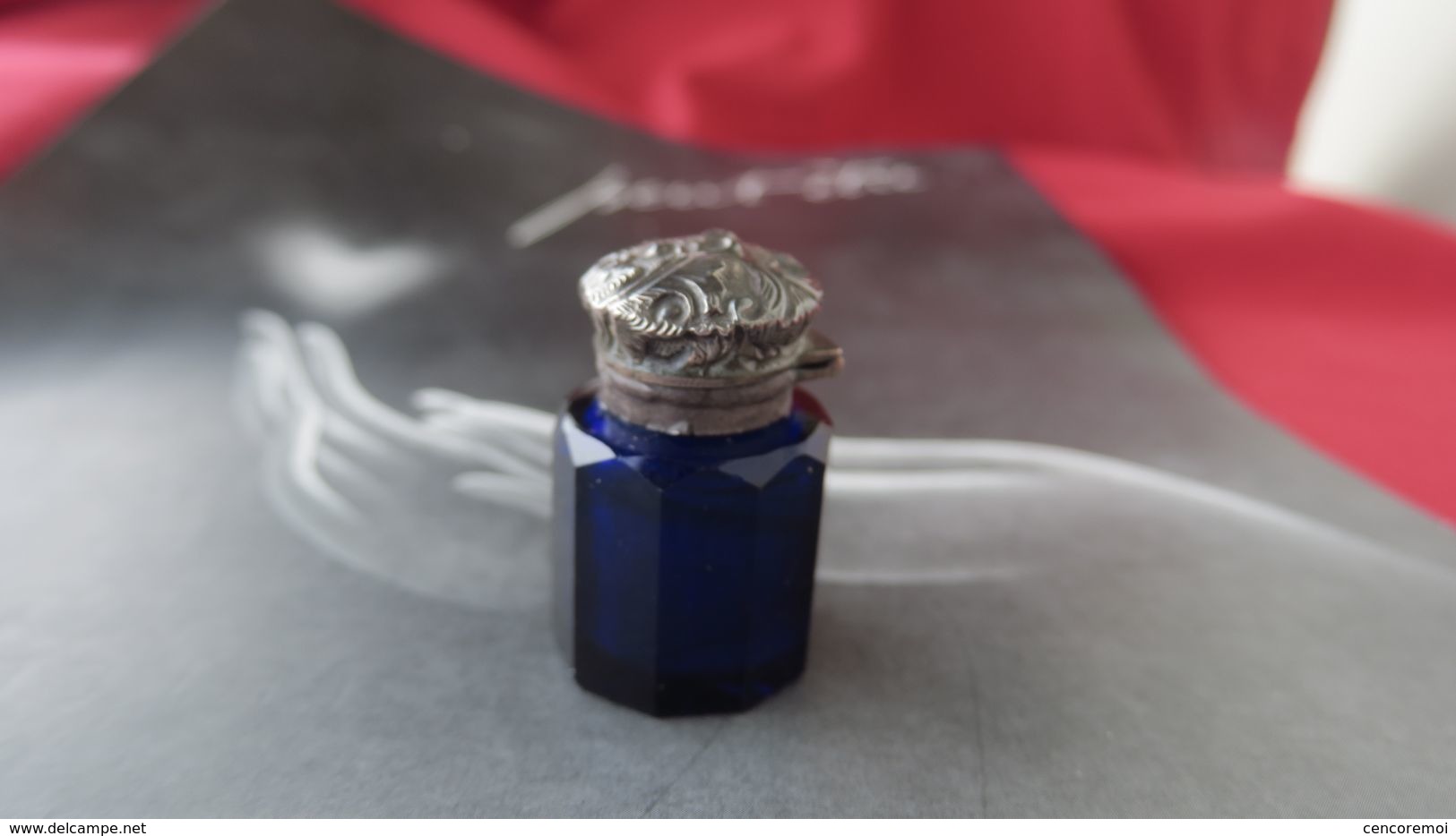 Flacon à Sel Ancien En Cristal Bleu Roi & Bouchon Certainement Argent - Flacons (vides)