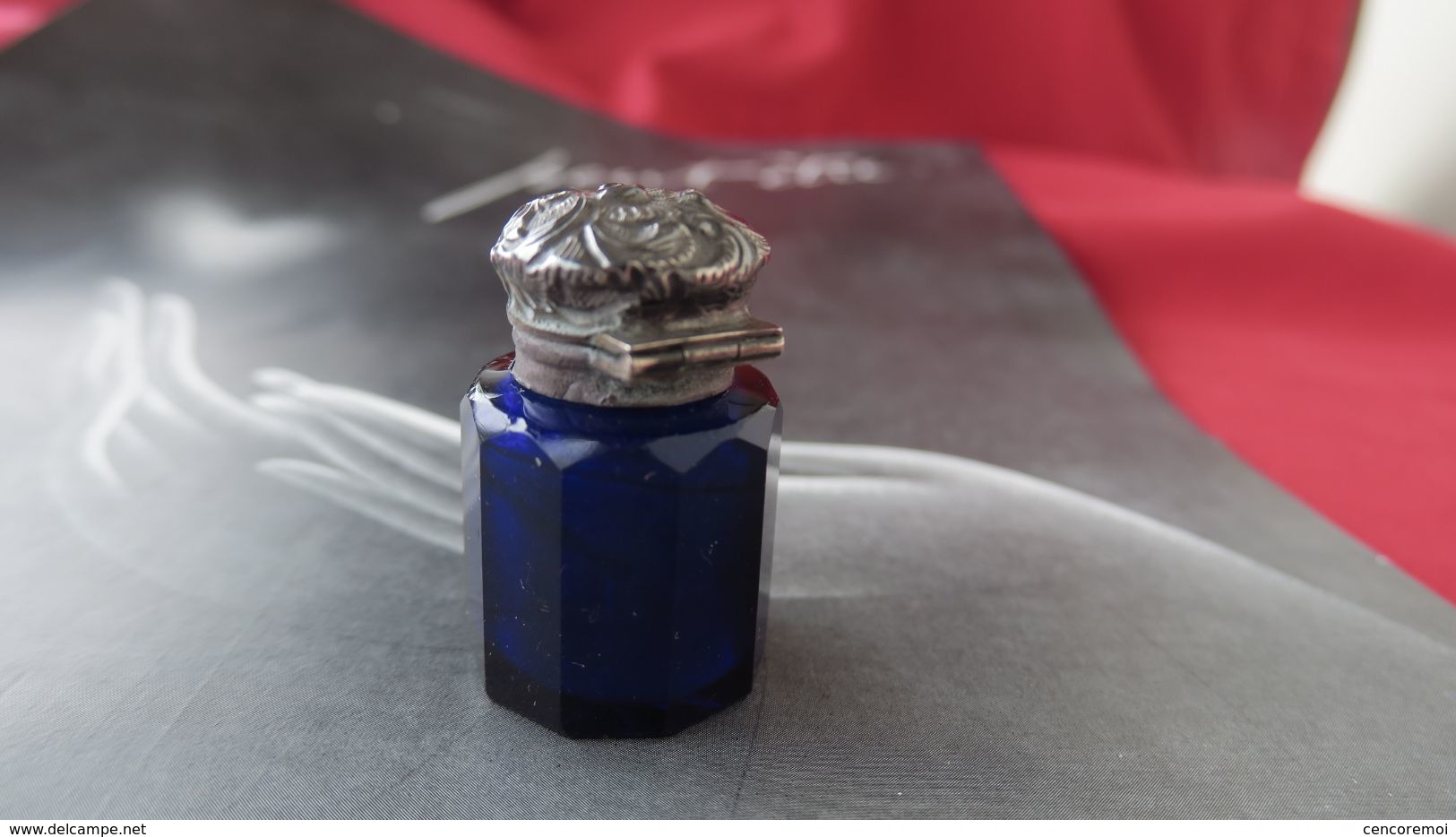 Flacon à Sel Ancien En Cristal Bleu Roi & Bouchon Certainement Argent - Flacons (vides)