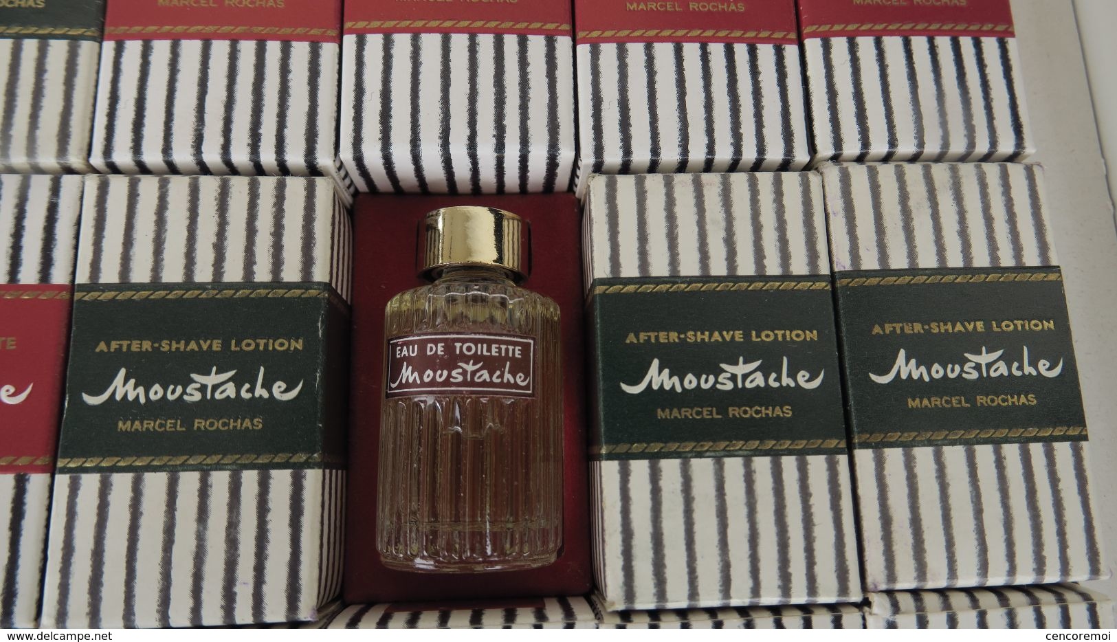 Superbe Coffret De Représentation De Miniatures Parfum Moustache De Marcel Rochas, Printemps 1965 - Flakons (leer)