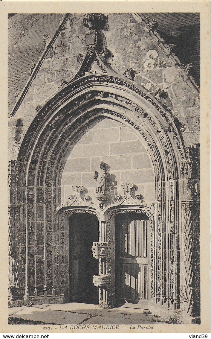 La Roche Maurice - L'église : Le Porche - La Roche-Maurice