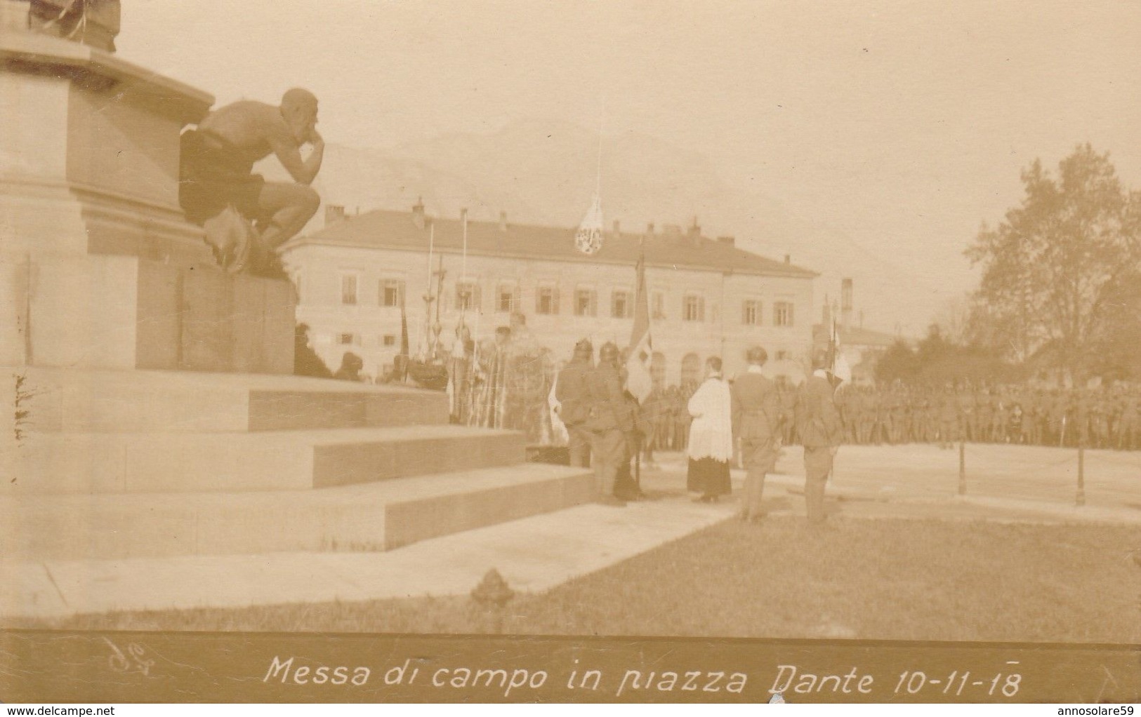 CARTOLINA MILITARE - MESSA DI CAMPO IN PIAZZA DANTE 1-11-1918 (ANIMATA) F/P - B/N - NON VIAGGIATA - LEGGI - Guerra 1914-18