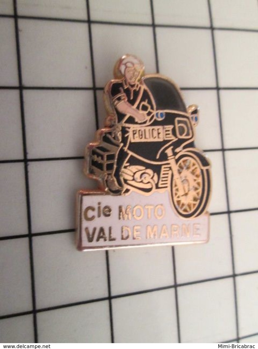 115d Pin's Pins / Rare Et De Belle Qualité !!! THEME POLICE / COMPAGNIE MOTO DU VAL DE MARNE MOTARD Modèle Or Pour Les G - Pétanque