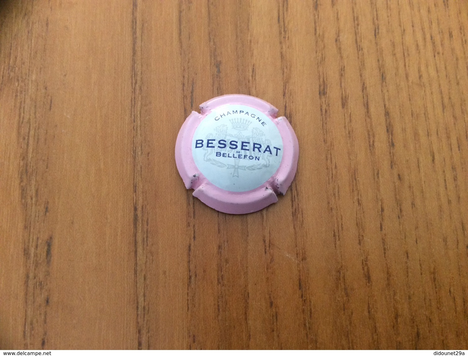 Capsule Champagne "BESSERAT De BELLEFON" (bleu, Gris Sur Fond Blanc Corolle Rose) - Besserat De Bellefon