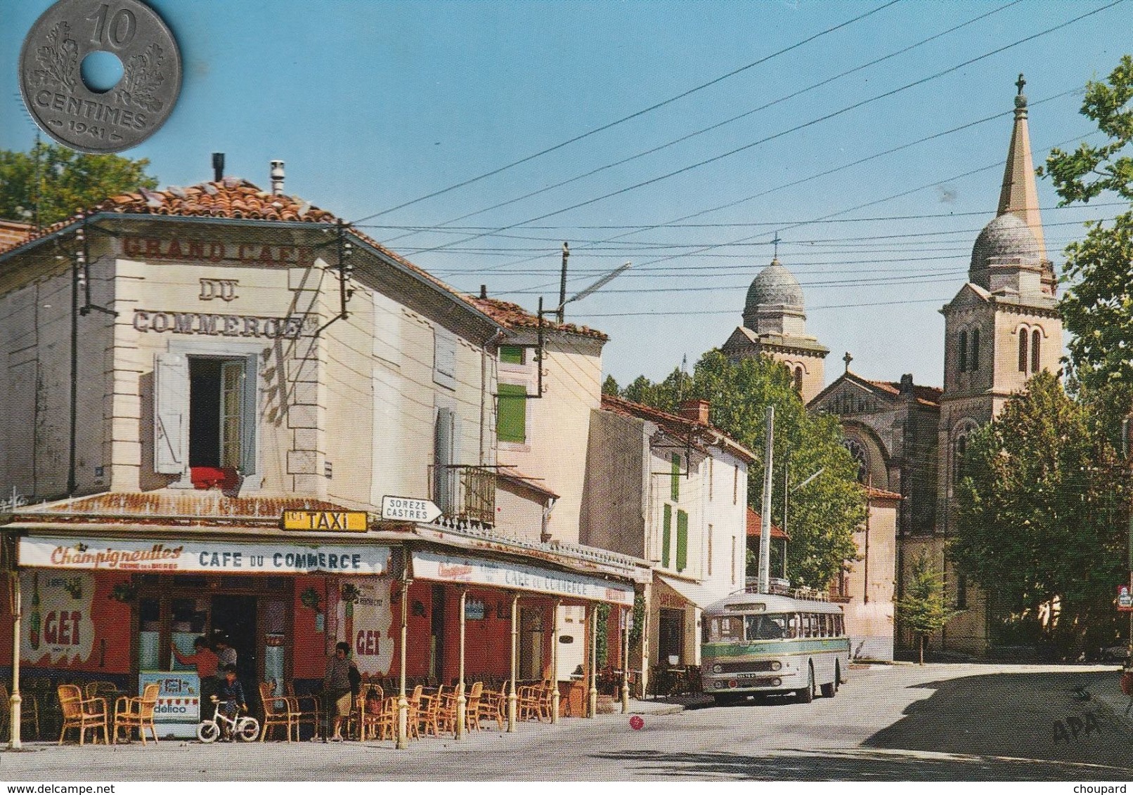 31 - Très Belle Carte Postale Semi Moderne Dentelée De REVEL Le Rond Point Et L'Eglise - Revel