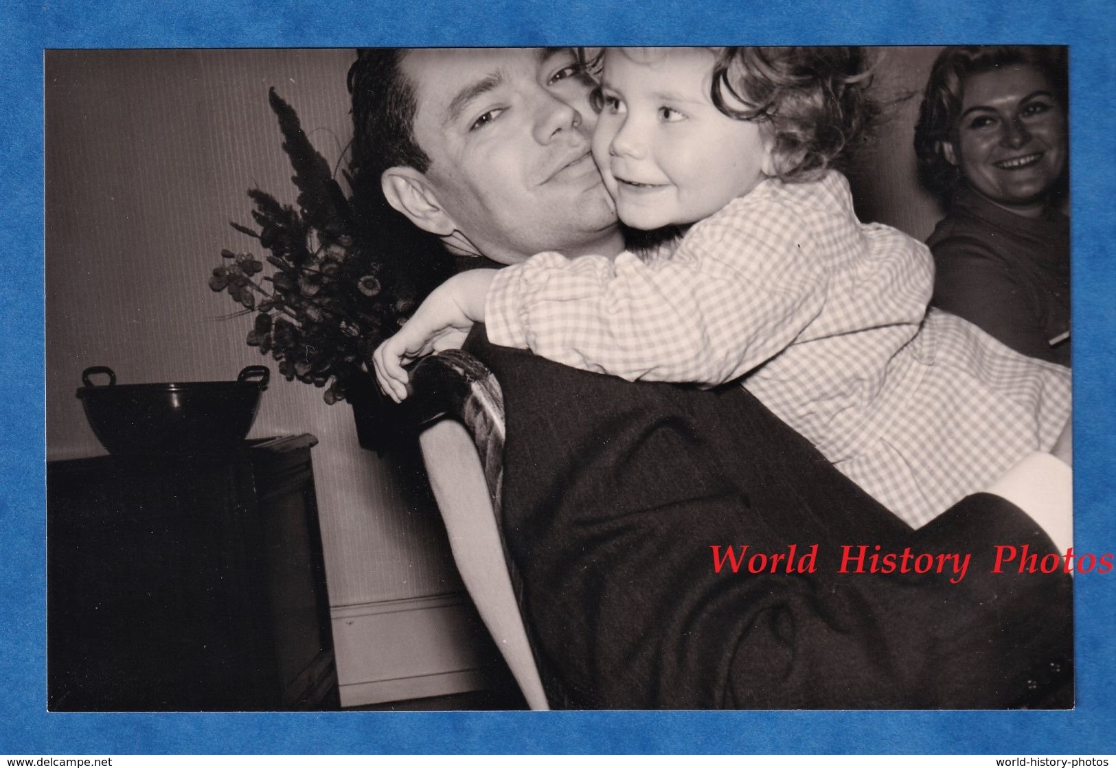 Photo Ancienne Snapshot - Beau Portrait D'un Pére & Son Enfant - Famille Costume Homme Fille Paternel Sourire Rire - Ohne Zuordnung