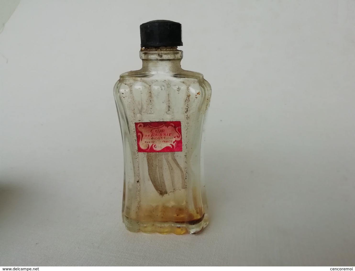 Flacon De Parfum Ancien De Collection Cuir De Russie, Parfumerie Violet - Flacons (vides)