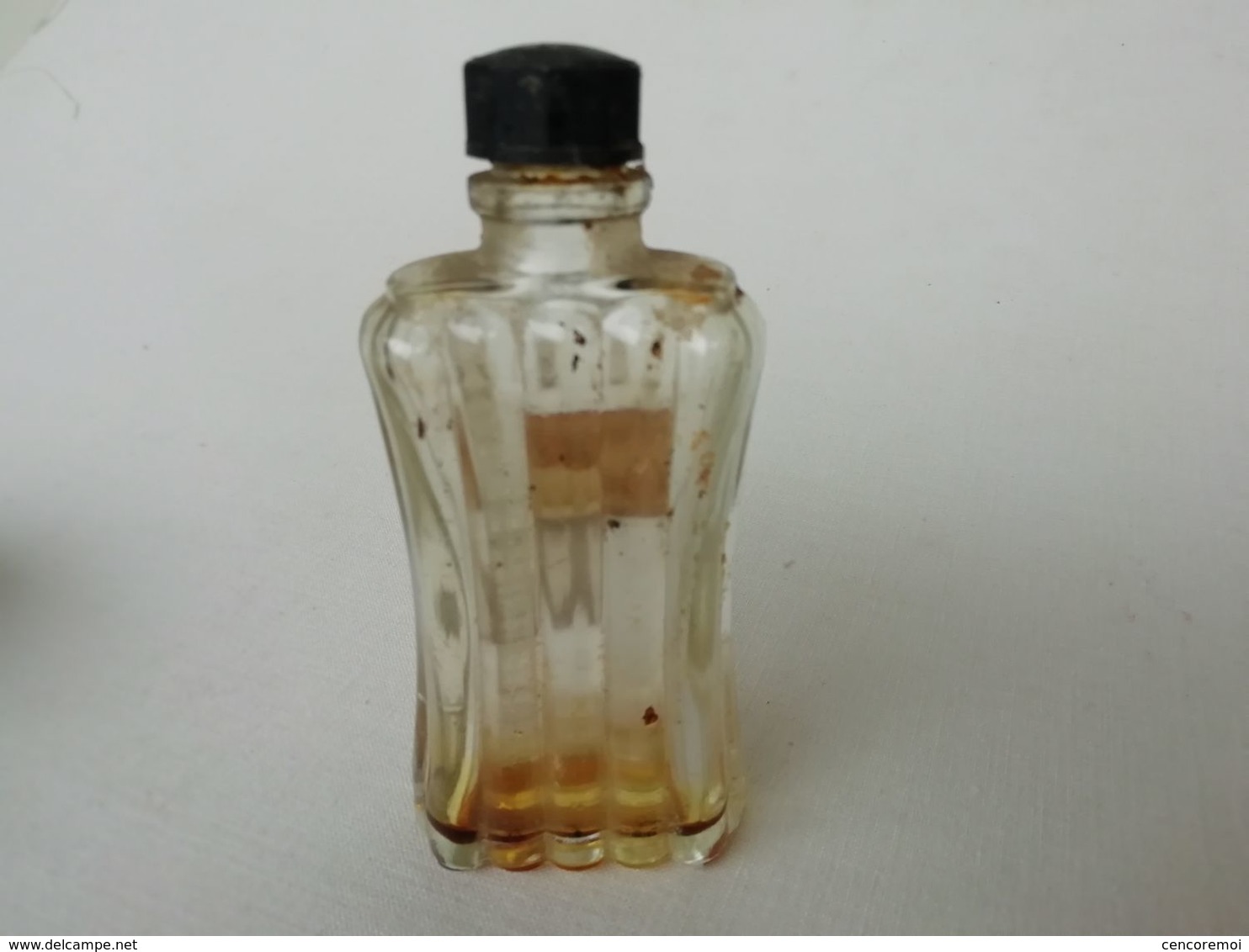 Flacon De Parfum Ancien De Collection Cuir De Russie, Parfumerie Violet - Flacons (vides)