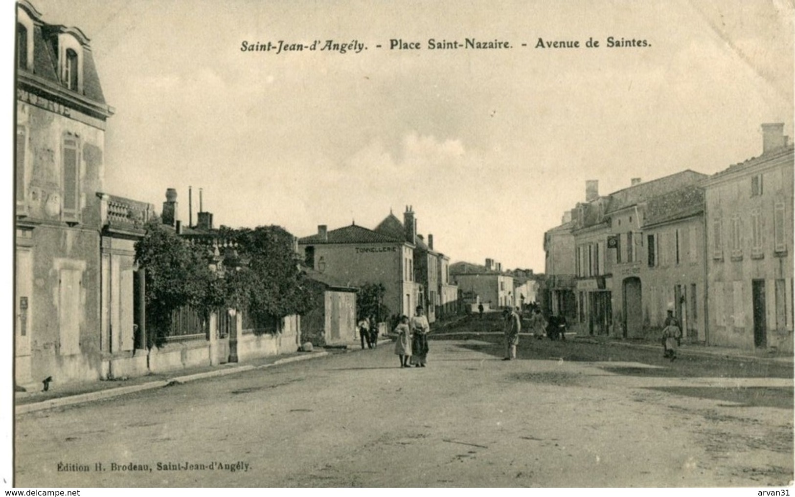 St JEAN  D' ANGELY - PLACE SAINT NAZAIRE - AVENUE De SAINTES - - Saint-Jean-d'Angely