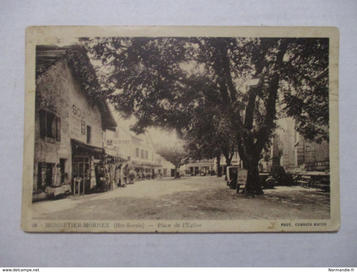 CPA CP HAUTE SAVOIE 74 MONNETIER-MORNEX - PLACE DE L'EGLISE VOITURE ANCIENNE RESTAURANT SOUVENIRS - PHOTO COMBIER MACON - Autres & Non Classés