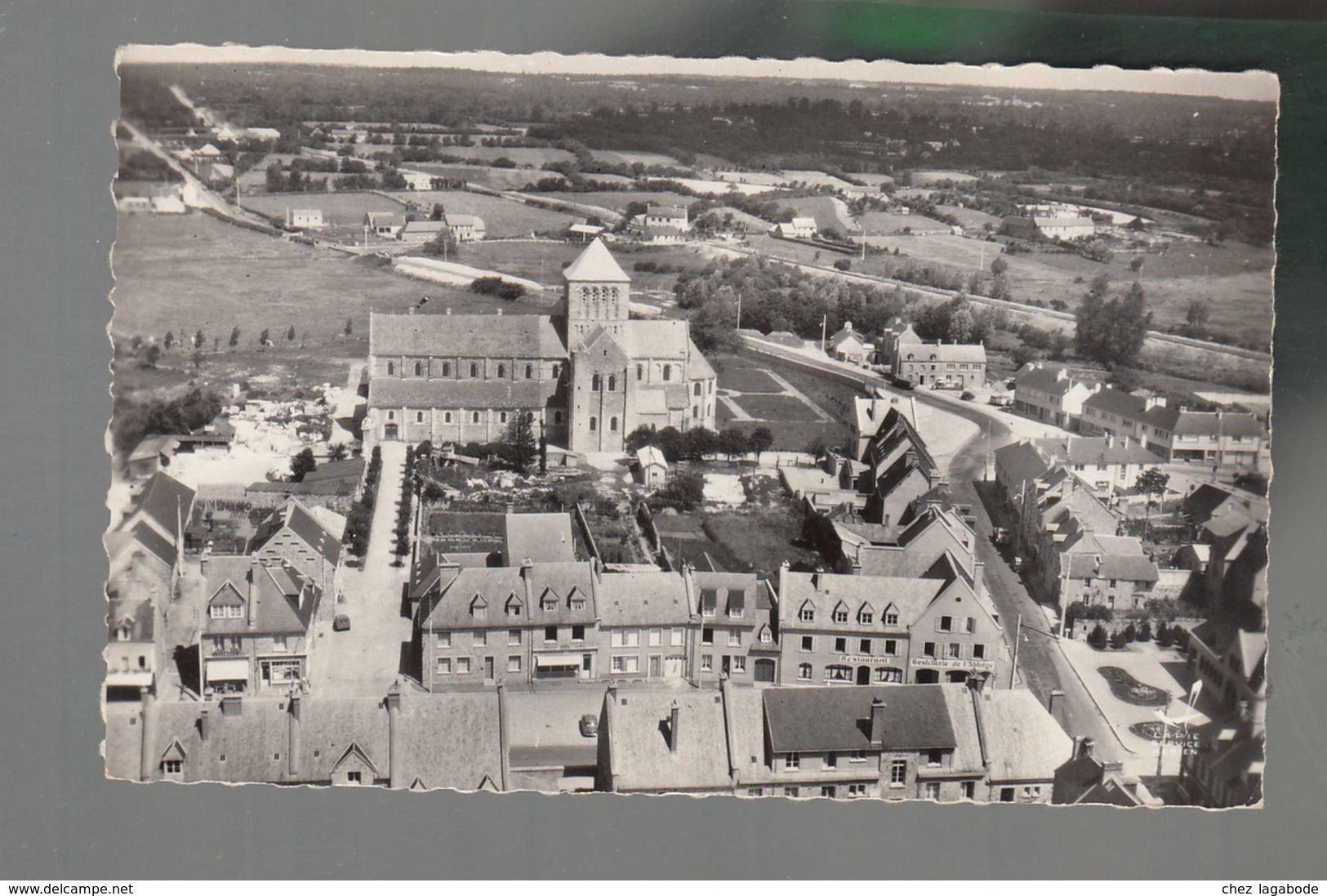 CP (50) En Avion Au Dessus De ... Lessay  -  Abbaye - Sonstige & Ohne Zuordnung