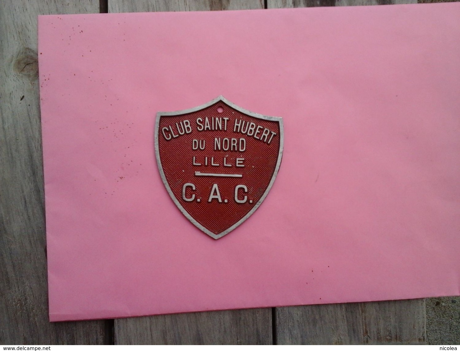 Chasse - CLUB SAINT HUBERT DU NORD - C.A.C.  - LILLE - RARE ANCIENNE PLAQUE EN ALU FORME D'ECUSSON - Plaques De Rallye