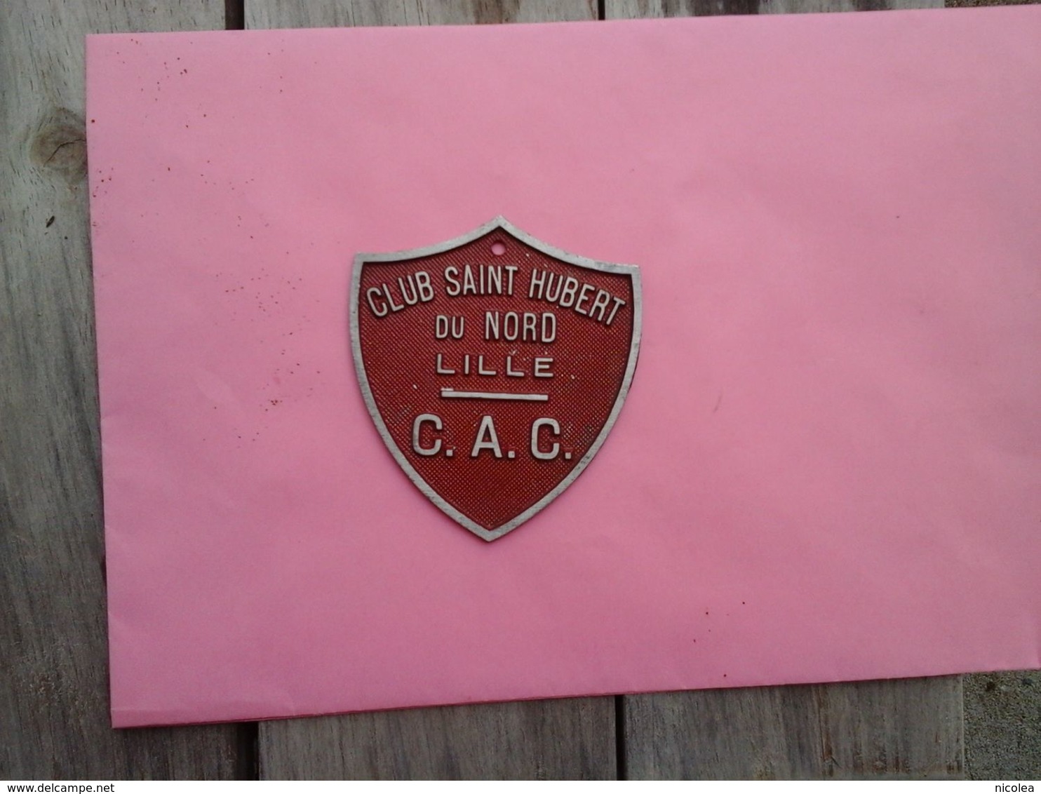 Chasse - CLUB SAINT HUBERT DU NORD - C.A.C.  - LILLE - RARE ANCIENNE PLAQUE EN ALU FORME D'ECUSSON - Placas De Rally