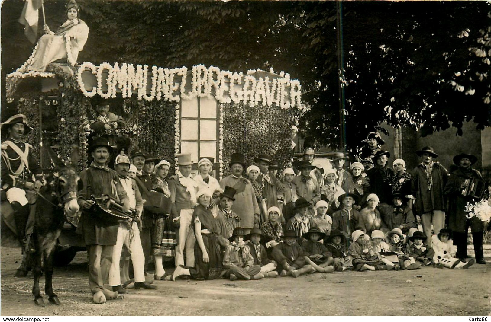 La Guerche * Carte Photo * Cavalcade * Char De La Commune Libre Le Gravier * Déguisement - La Guerche Sur L'Aubois