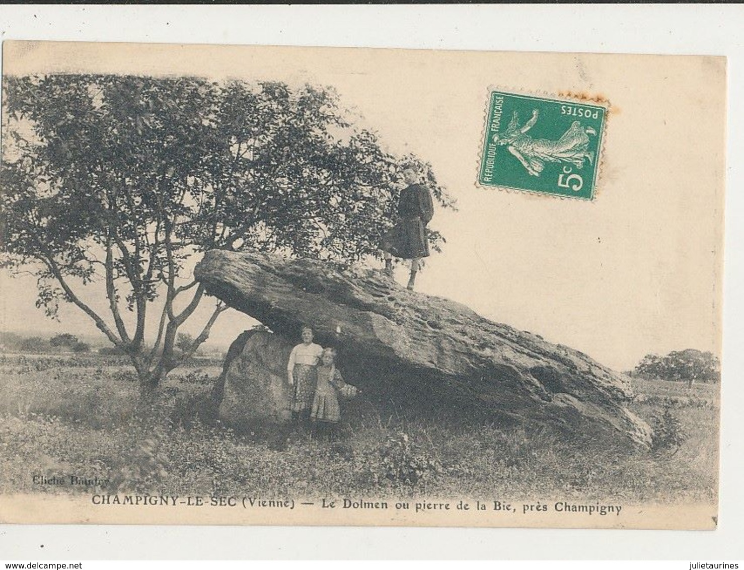 86 CHAMPIGNY LE SEC LE DOLMEN OU PIERRE DE LA BIE PRES CHAMPIGNY CPA BON ETAT - Dolmen & Menhirs