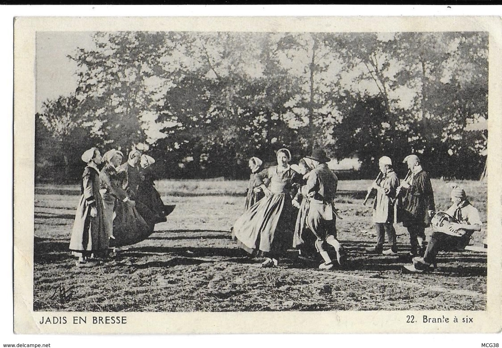 CPA  De  FOLKLORE  BRESSAN  -  JADIS  EN  BRESSE  -  Branle  à   Six  En  Costumes  Avec  Musiciens - Ohne Zuordnung