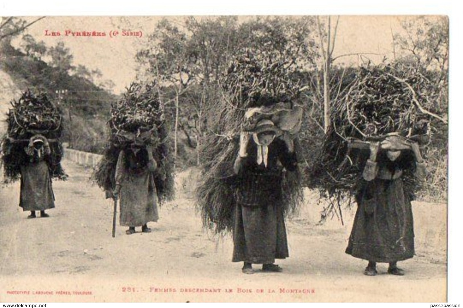 Les Pyrénées - Femmes Descendant Le Bois De La Montagne - Otros & Sin Clasificación