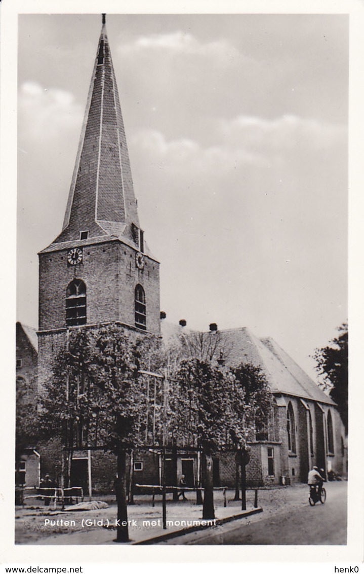 Putten Kerk Met Monument En Fietser K397 - Putten
