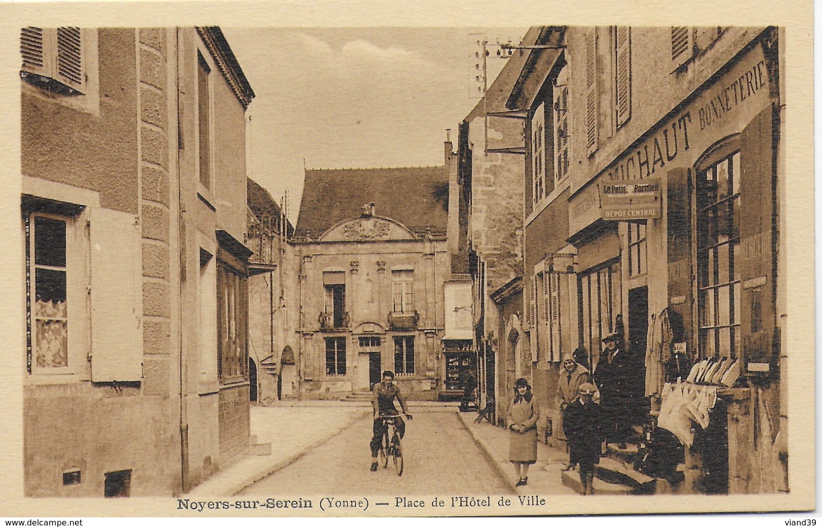 Noyers Sur Serein -  Place De L'Hôtel De Ville  ( Animée Personnages Et Commerces) - Noyers Sur Serein