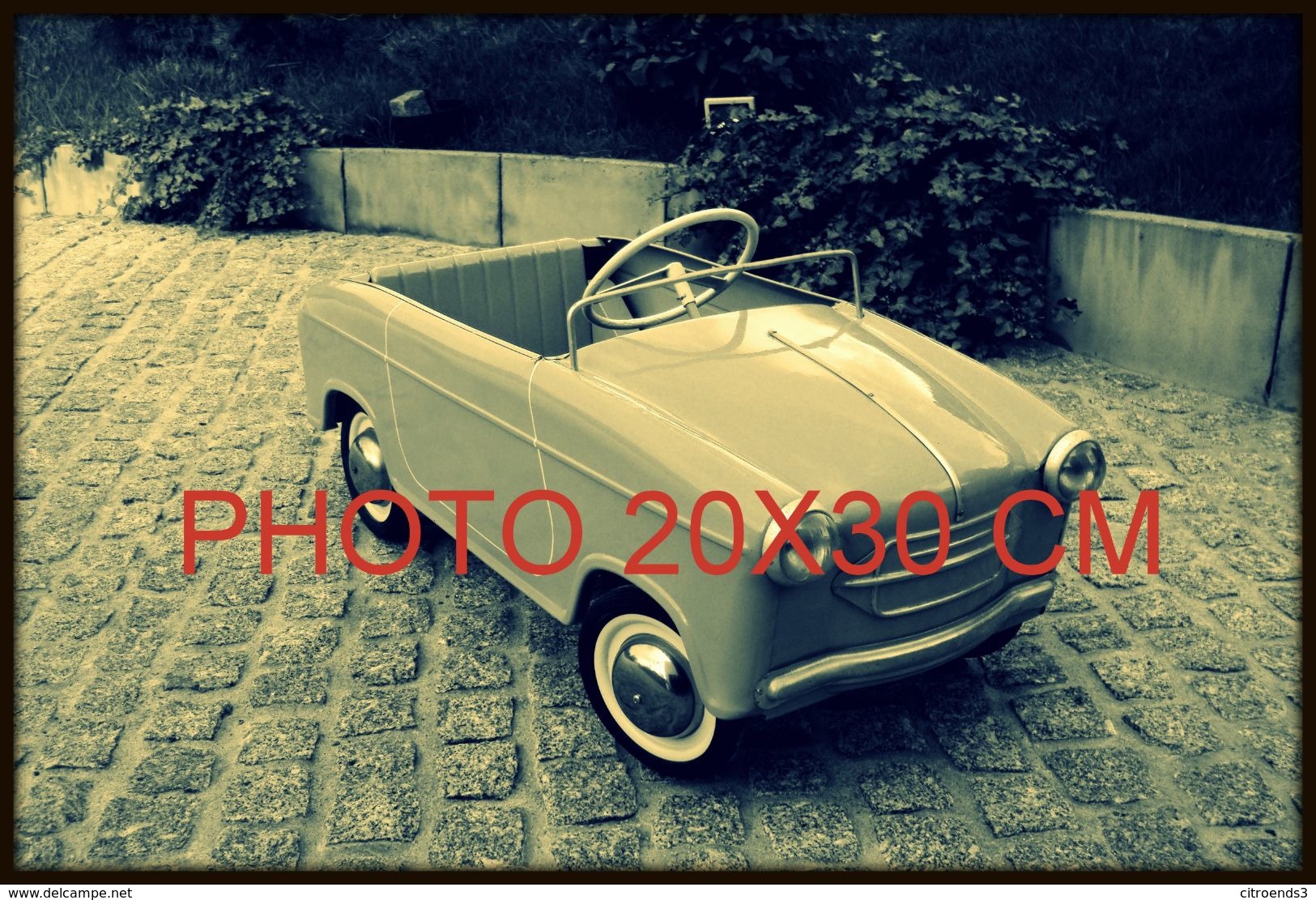 RARE PHOTO................ VESPA 400 A PEDALES (FACON SEPIA) DANS LES ANNEES 60's - Auto's