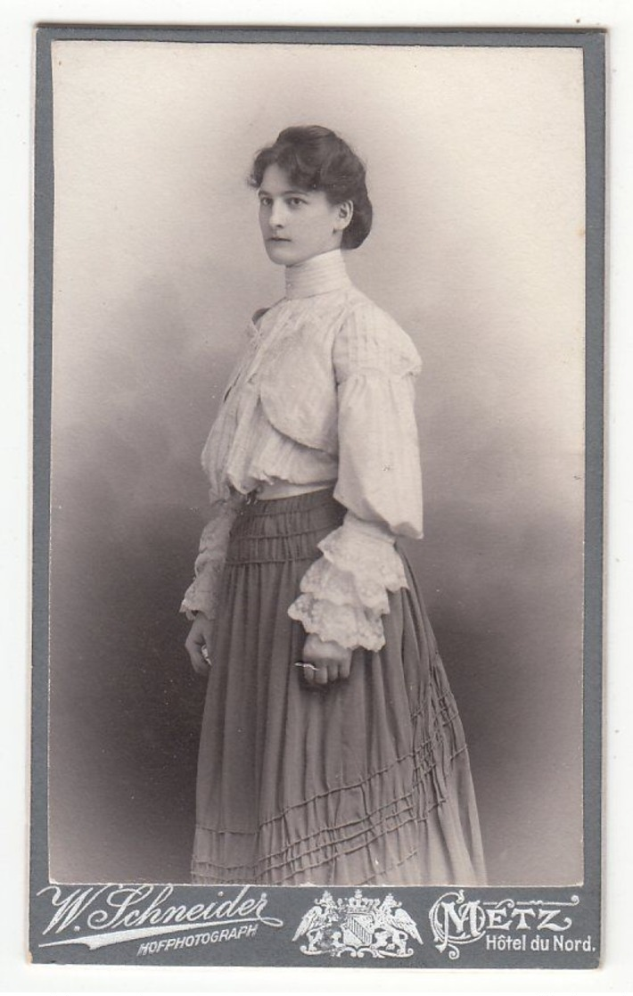 0506 CDV Photo : W. Schneider, Metz - Portrait, Hübsche Junge Dame Zeittypisch In Rock U. Bluse, Frau Femme Woman - Old (before 1900)