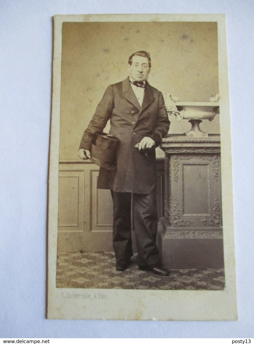 CDV Second Empire - Portrait  Homme Debout  - Chapeau Haut De Forme - Photo Subercaze, Pau - Circa 1860/65  - BE - Anciennes (Av. 1900)