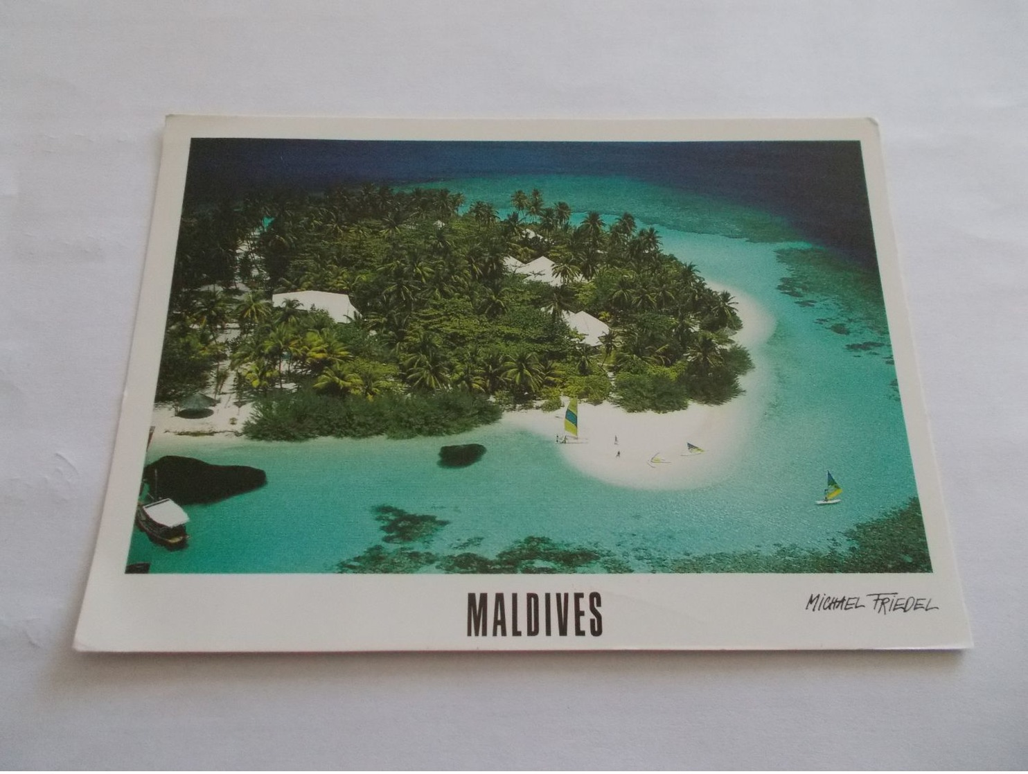 MALDIVES  EMBUDU  VUE AERIENNE  ILE BATEAU PLANCHA VOILE ANIMEES  VOYAGEE  Photo MICHAEL FRIEDEL - Maldives